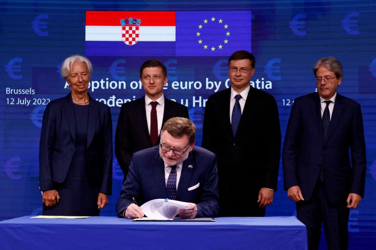 Croatia's Finance Minister Zdravko Maric, European Commissio<em></em>ner vice president Valdis Dombrovskis, President of European Central Bank Christine Lagarde, European Commissio<em></em>ner for Eco<em></em>nomy Paolo Gentiloni and Czech Finance Minister Zbynek Stanjura take part in a signing ceremony on the adoption of the euro by Croatia in Brussels, Belgium July 12, 2022