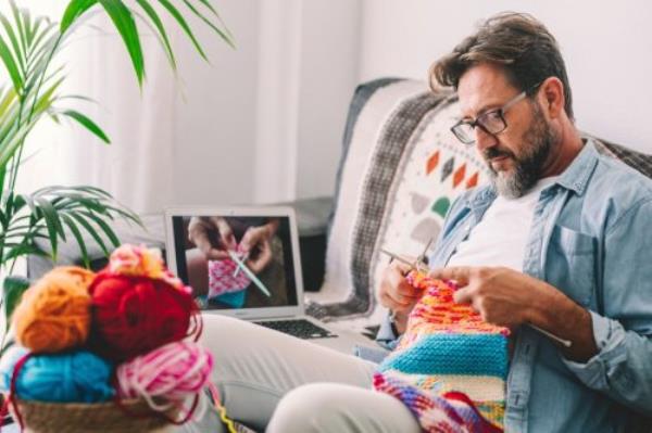 man knitting with o<em></em>nline tutorial