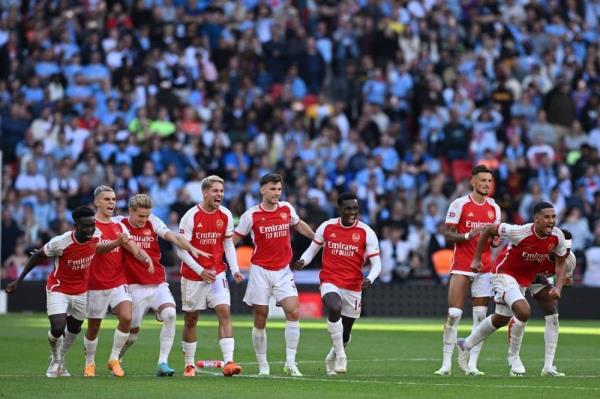 Arsenal's players celebrate after Arsenal win the penalty shoot-out after the English FA Community Shield football match between Arsenal and Manchester City at Wembley Stadium, in London, August 6, 2023.  (Photo by JUSTIN TALLIS / AFP) 