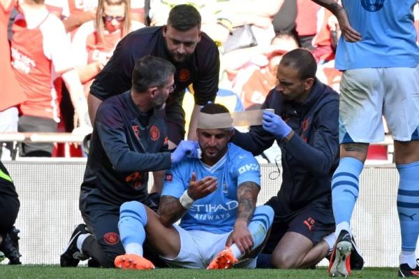 Manchester City's English defender Kyle Walker receives treatment after a clash of heads with Arsenal's Ghanaian midfielder Thomas Partey during the English FA Community Shield football match between Arsenal and Manchester City at Wembley Stadium, in London, August 6, 2023. (Photo by JUSTIN TALLIS / AFP) 