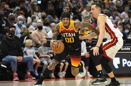  Jordan Clarkson #00 of the Utah Jazz drives past Duncan Robinson #55 of the Miami Heat (Photo by Alex Goodlett/Getty Images)