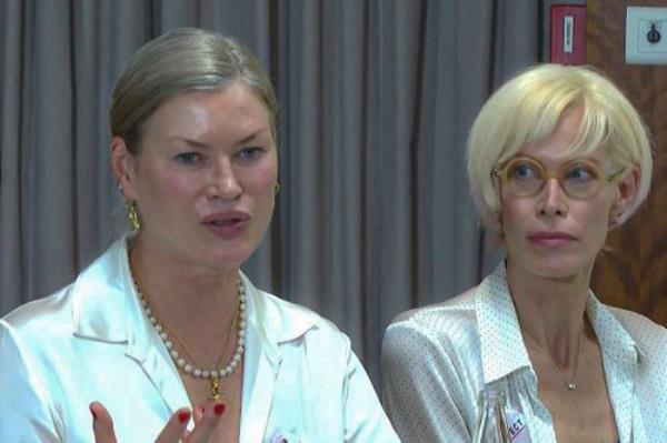 Carré Otis and Lesa Amoore during a press co<em></em>nference related to the allegation against Gérald Marie in 2021