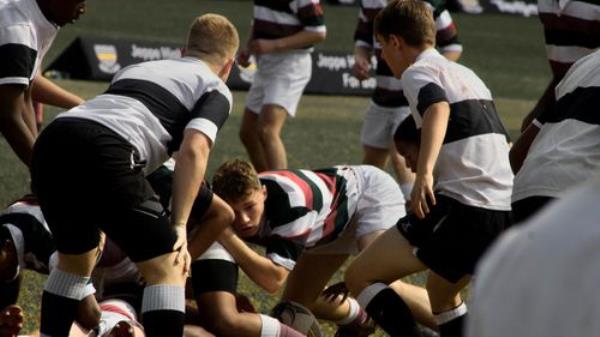 High school students play rugby unio<em></em>n.