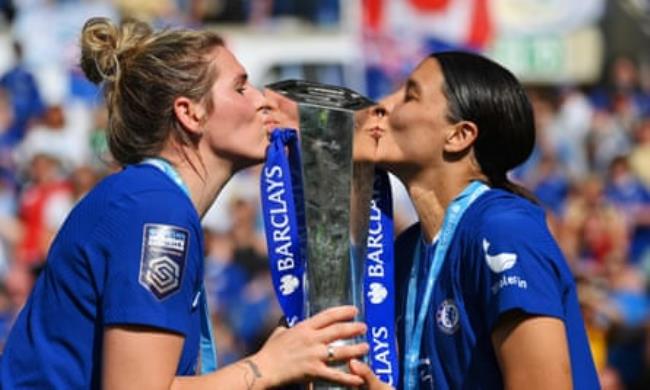 Chelsea’s Millie Bright and Sam Kerr kiss the WSL trophy.