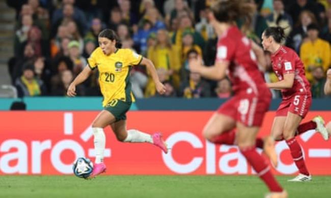 Sam Kerr runs with the ball