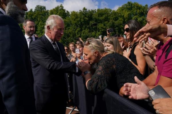 Crowds outside Buckingham Palace shouted 