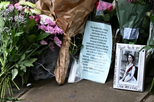 Flowers are piling up outside Elizabeth's Lo<em></em>ndon palace, in one of many poignant signs of the genuine reverence felt for her