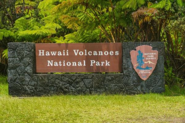 hawaii volcanoes natio<em></em>nal park sign