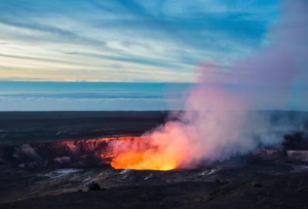 Fire and steam erupting from Kilauea Crater (Pu'u O'o crater), Hawaii Volcanoes Natio<em></em>nal Park