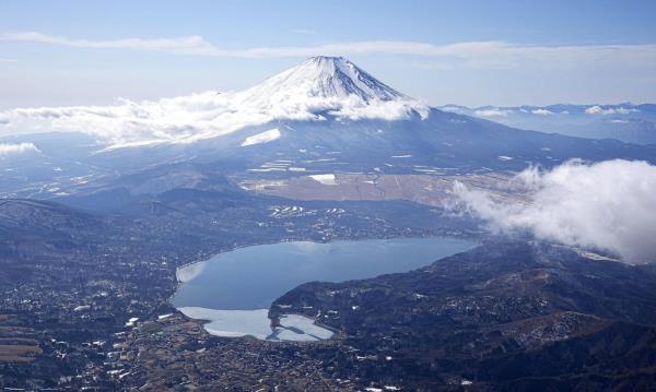 Mount Fuji and Lake Yamanaka, wher<em></em>e researchers studied sediment left by previous volcanic eruptions | KYODO