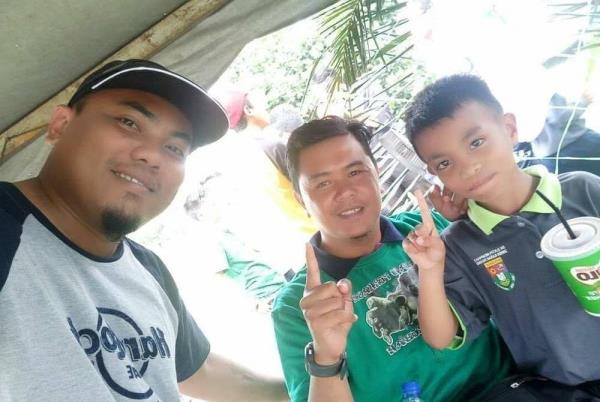 Mohd Huzairie (green shirt) in his Facebook post pointing that the late Khairil Azwan was a friend who helped him a lot and stood his ground. - Facebook